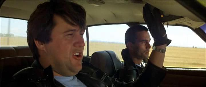 Due poliziotti all'inseguimento in Interceptor Mad Max