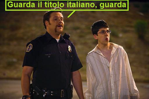 Scena dal film Superbad, un poliziotto dice: guarda il titolo italiano, guarda