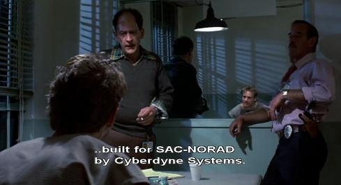 Kyle Reese spiega che Skynet è stata costruita dalla cyberdyne systems qui tradotta come Sistemi Cibernetici