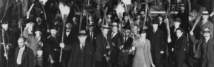 folla infuriata dal film Frankenstein del 1931