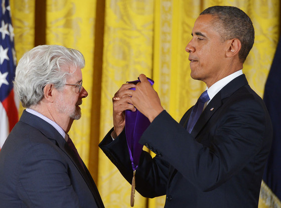 Barack Obama consegna una medaglia a George Lucas