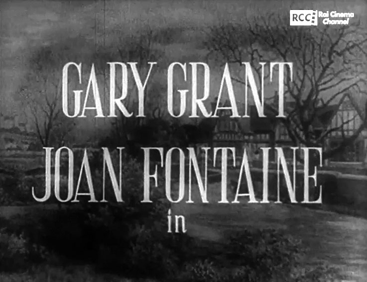Fotogramma dei titoli di testa in italiano del film Il sospetto, leggono Gary Grant e Joan Fontaine in