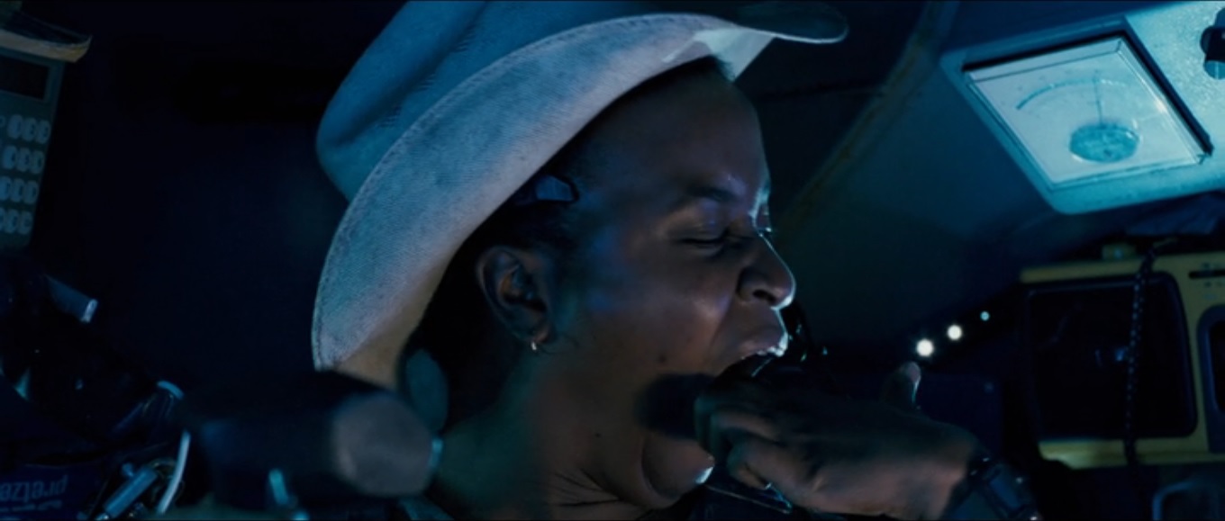 Scena dal film The Abyss, il personaggio di One Night che si mette un dito in bocca per vomitare