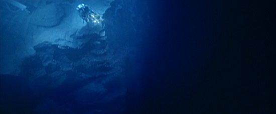 Scena dal film The Abyss, un sommozzatore sul bordo di uno strapiombo