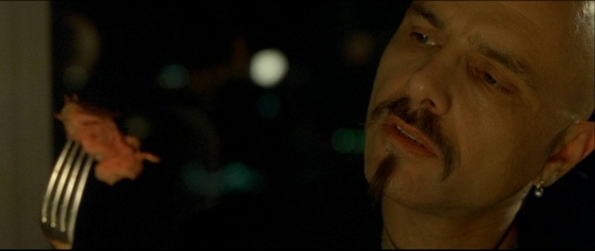 Scena dal film Matrix, Cypher guarda la carne sulla forchetta prima di dire che l'ignoranza è un bene