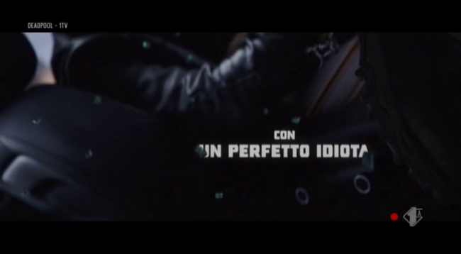 Scena dei titoli di Deadpool con cartello che legge con un perfetto idiota
