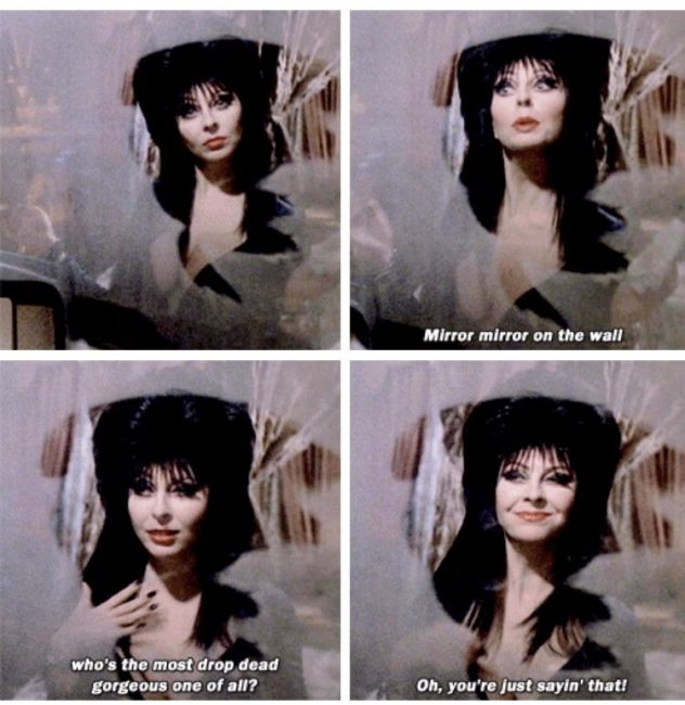Elvira davanti allo specchio come la regina cattiva di Biancaneve