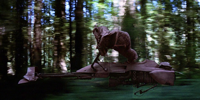 Speederbike pilotato da un Ewoks, scena dal film Il ritorno dello Jedi