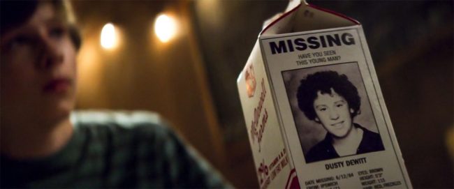 foto del bambino scomparso sul cartone del latte, scena dal film doppiato in italiano Summer of ''84