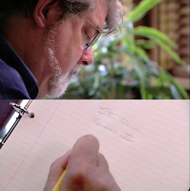George Lucas che scrive la sceneggiatura di Star Wars Episodio II L'attacco dei cloni su un quaderno