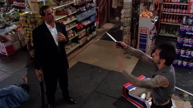 Steven Seagal in Duro da Uccidere, rapina nel drugstore
