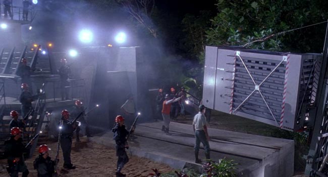 scena di inizio di Jurassic Park, gabbia del raptor che viene caricata, nel doppiaggio italiano è chiamato alaggio