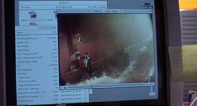 Scena della diretta video con il cospiratore al molo, dal film Jurassic Park