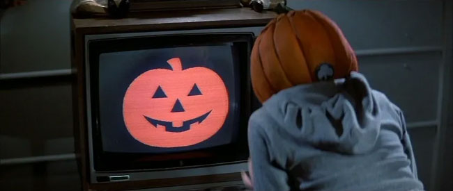 Halloween III scena del bambino con la maschera davanti alla TV