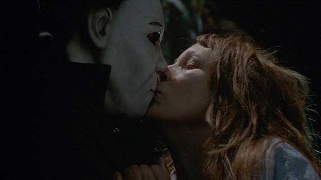 bacio tra Jamie Lee Curtis e Michael Myers in Halloween 6