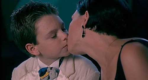 Scena del bacio tra bambino e donna adulta in Ho trovato un milione di dollari disponibile su Disney Plus