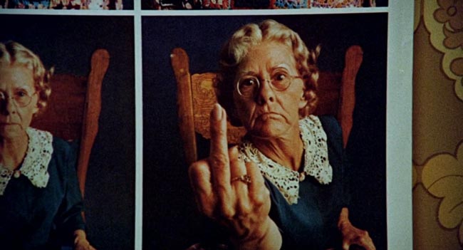 Scena da Black Christmas, un'anziana che fa il gesto del dito medio